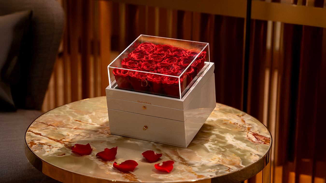 Long-life rose collection with various elegant displays
