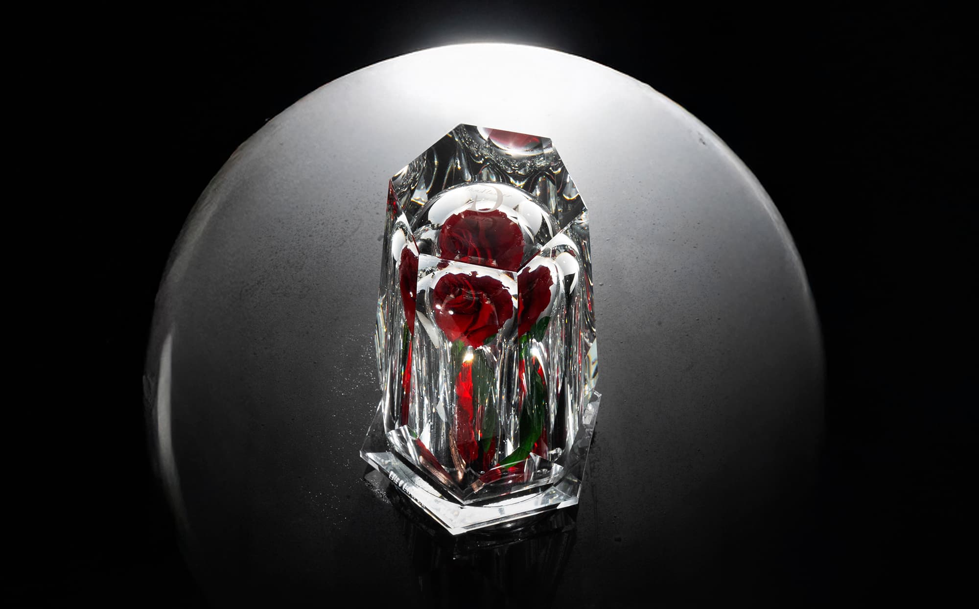 Eternal rose in diamond-shaped crystal case